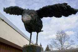 Raabe auf Sockel, Holzskulptur